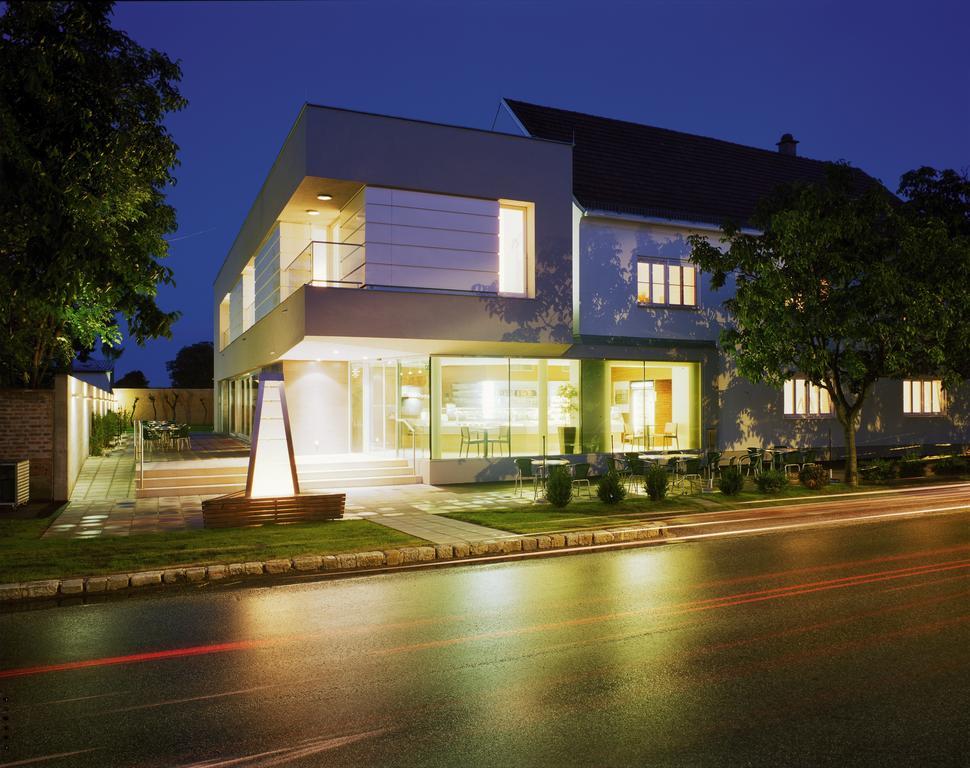 Hotel & Konditorei May Neufeld an der Leitha Zewnętrze zdjęcie